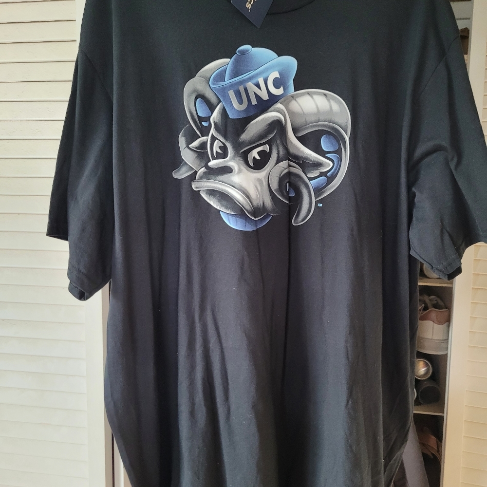 NORTH CAROLINA TARHEELS t-shirt. 4xl. NWT.
